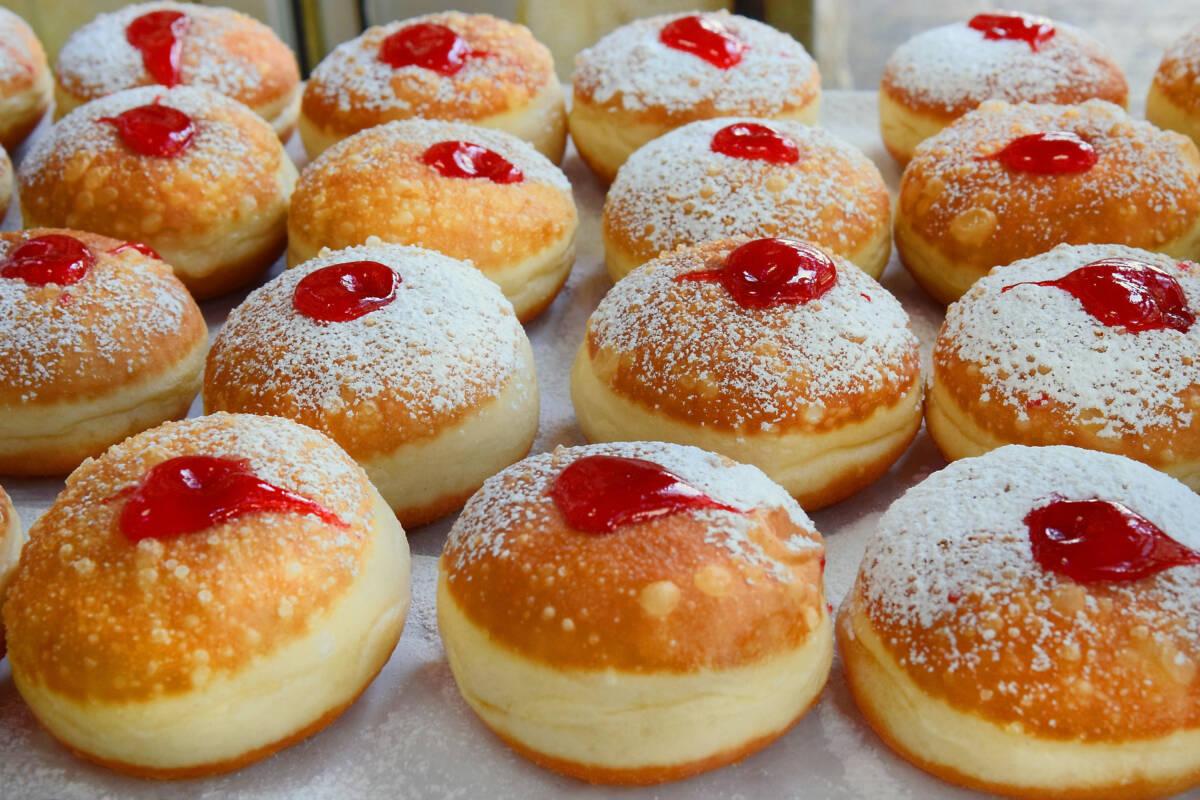 traditional hanukkah foods sufganiyot