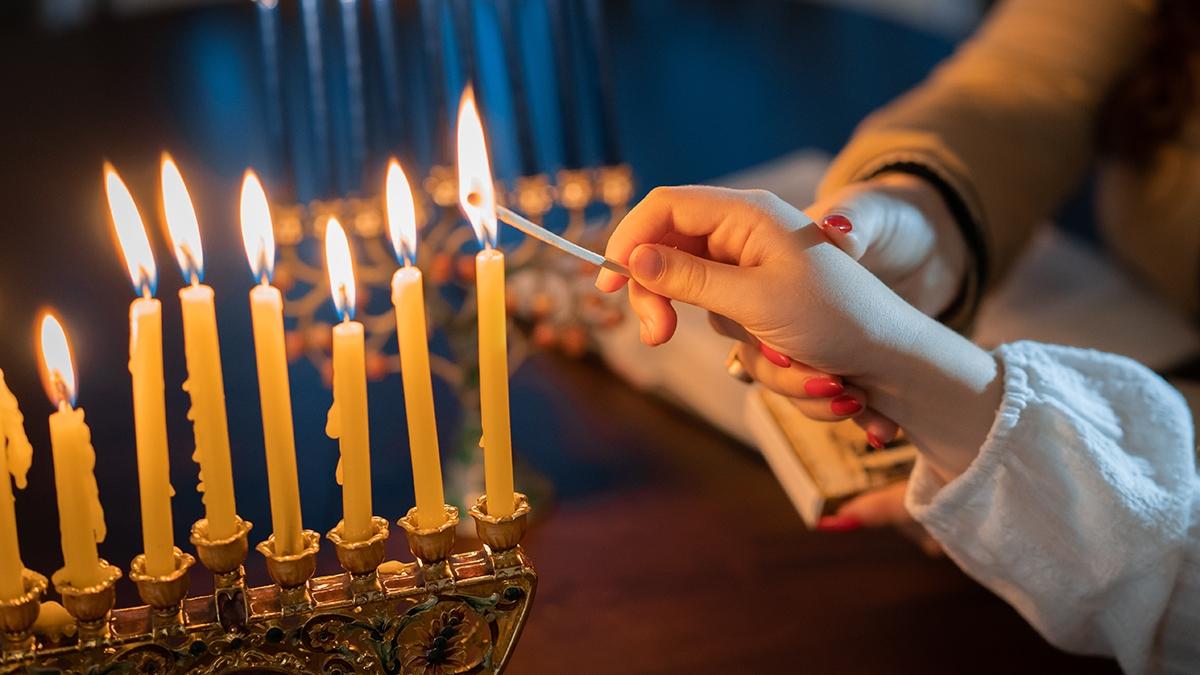 Article Cards Featured Image jewish holiday Chanukah/Hanukkah family selebration. Jewish fest