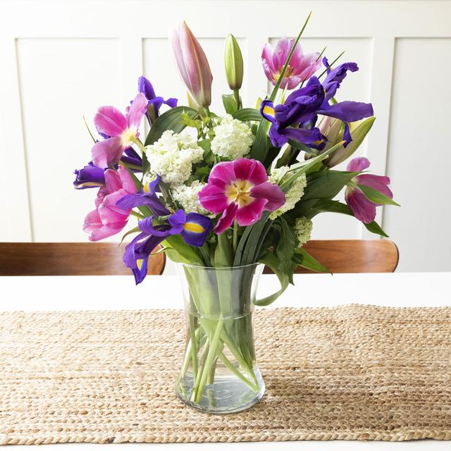 A photo of a flower bouquet arranged in a vase.